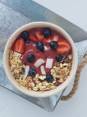 güler yüzlü kase meyve ve müsli