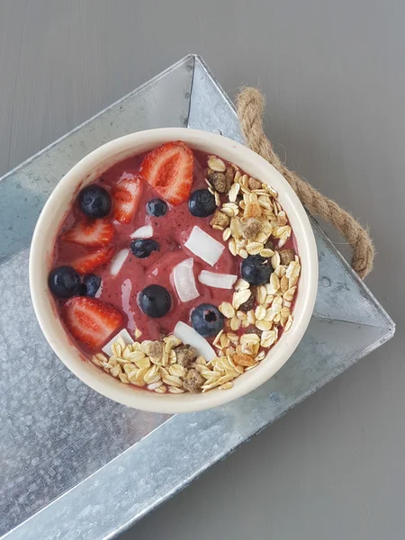 Tazón de batido con frutas y muesli —  Fotos de Stock