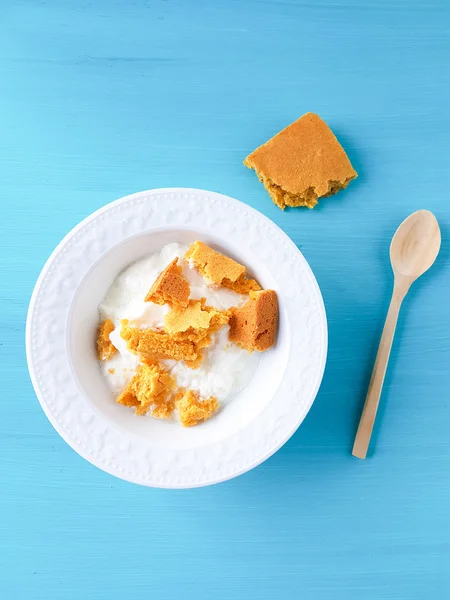 Corn bread and yogurt — Stock Photo, Image