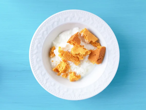 Pan de maíz y yogur —  Fotos de Stock