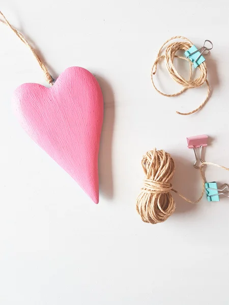 Rózsaszín fából készült szív, szeretet fogalma — Stock Fotó