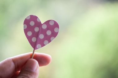 pembe polka dot kalp tutan