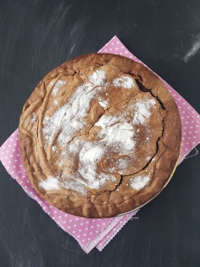 Siyah arka planda çikolatalı pasta.