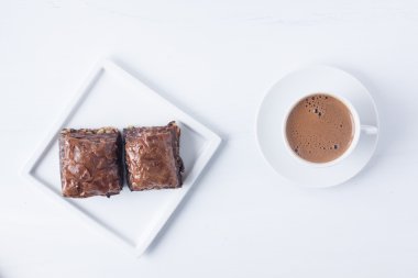 Türk kahvesi ve çikolatalı baklava