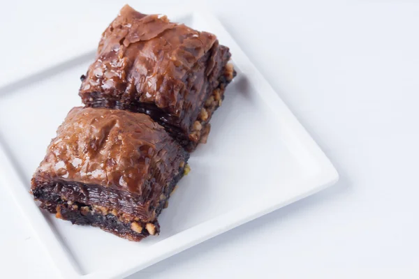 Baklava de chocolate sobre un fondo blanco — Foto de Stock