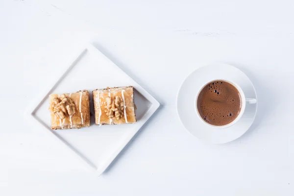 Turkish coffee and walnut baklava — Stock Photo, Image