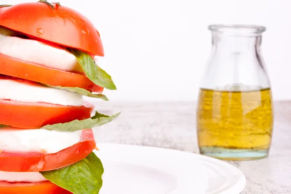 Capresesallad med mozzarella, tomat och basilika — Stockfoto