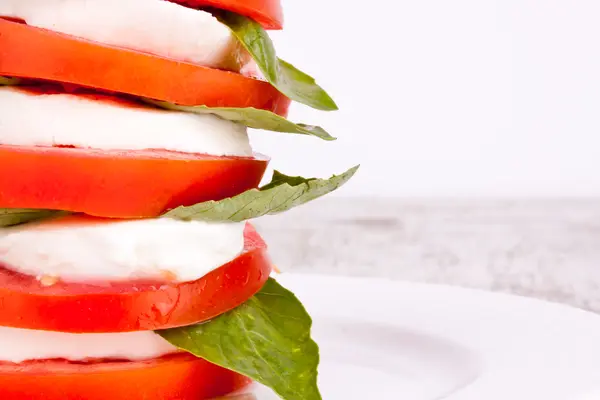 Capresesallad med mozzarella, tomat och basilika — Stockfoto