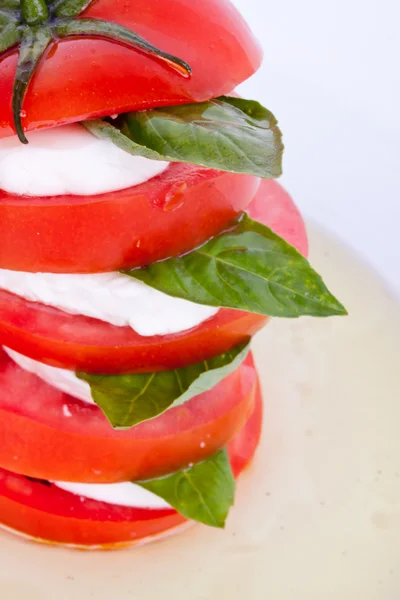 Capresesallad med mozzarella, tomat och basilika — Stockfoto