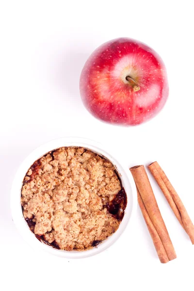 Apple crumble and cinnamon sticks — Stock Photo, Image