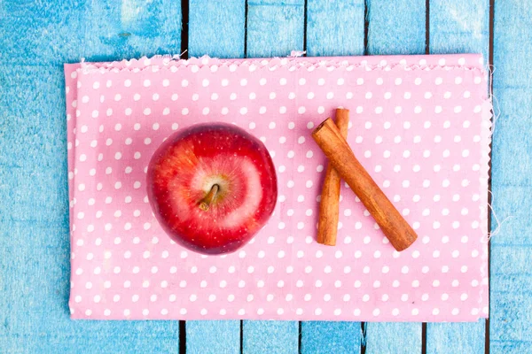 Apple and cinnamon sticks — Stock Photo, Image