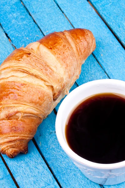 Croissant és kávé — Stock Fotó