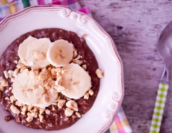 Harina de avena con leche, plátano, avellana y cacao — Foto de Stock