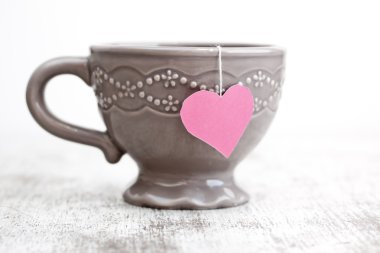 Kalp şeklinde çay poşeti fincan