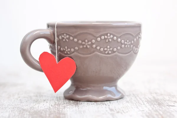 Tazza con bustina di tè a forma di cuore — Foto Stock