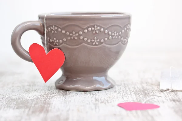 심장 모양의 티 백을 컵 — 스톡 사진