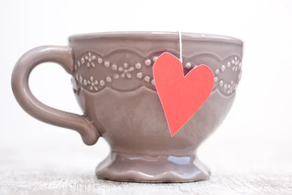 Kubek z torebek herbacianych w kształcie serca — Zdjęcie stockowe