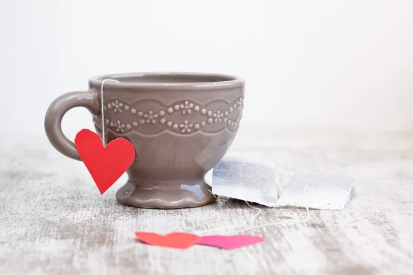 Copa con bolsa de té en forma de corazón —  Fotos de Stock