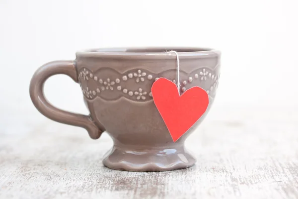 Copa con bolsa de té en forma de corazón — Foto de Stock
