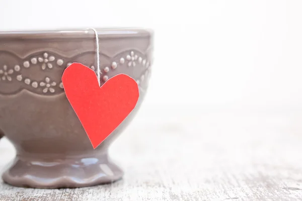 Copa con bolsa de té en forma de corazón — Foto de Stock