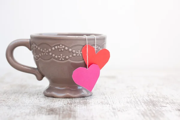 Tasse mit herzförmigem Teebeutel — Stockfoto