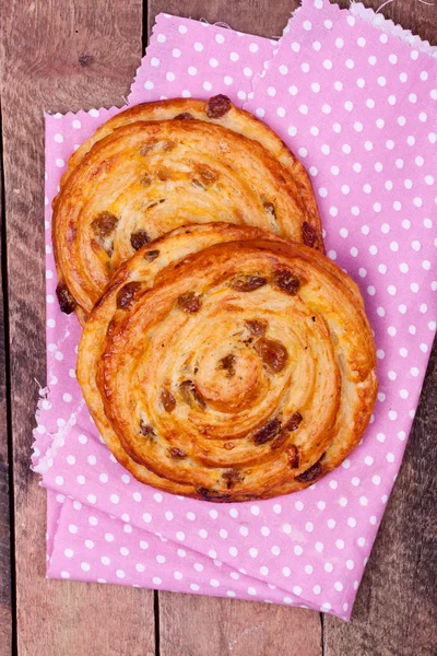 Süßes Brötchen mit Rosinen — Stockfoto