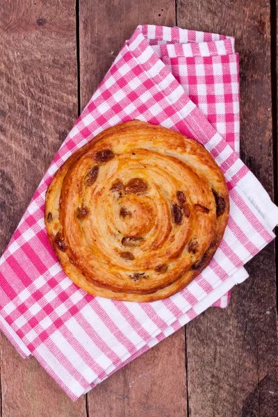 Zoet broodje met rozijnen — Stockfoto