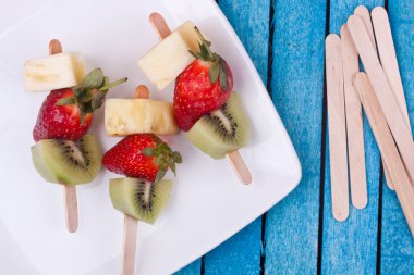 Meyve şişleri yakın çekim