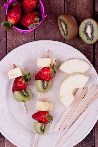 Fruit skewers close up — Stock Photo, Image