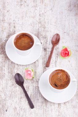 İki fincan Türk kahvesi ve kaşık