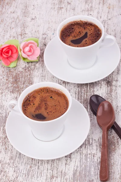 Dwie filiżanki kawy po turecku i łyżka — Zdjęcie stockowe