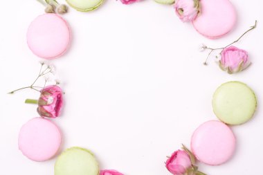 Renkli macaroons ve gül