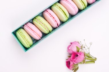 Renkli macaroons ve gül