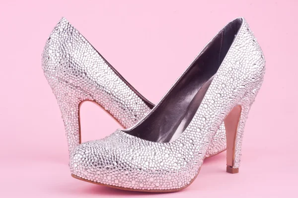 Zapatos de tacón alto brillante con diamantes de imitación — Foto de Stock