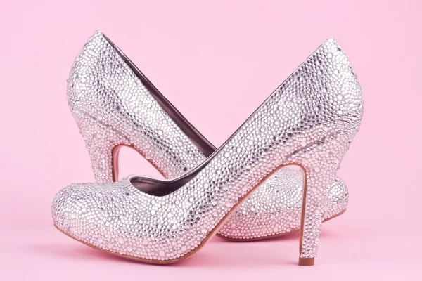 Zapatos de tacón alto brillante con diamantes de imitación —  Fotos de Stock