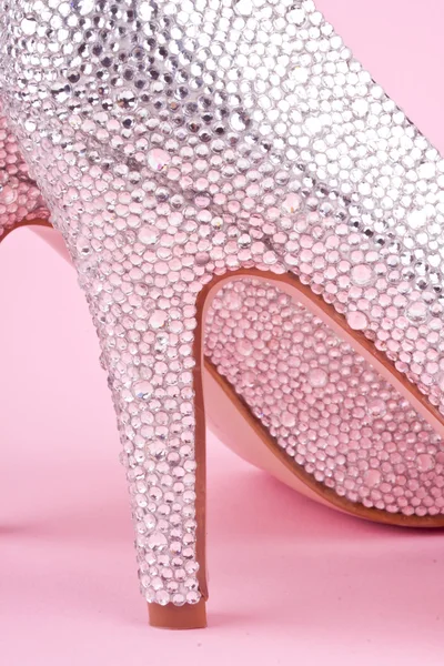 Zapatos de tacón alto brillante con diamantes de imitación — Foto de Stock