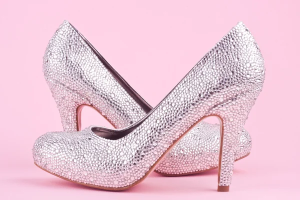 Chaussures à talons hauts brillantes avec strass — Photo