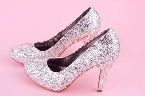 Sapatos de salto alto brilhantes com com strass — Fotografia de Stock