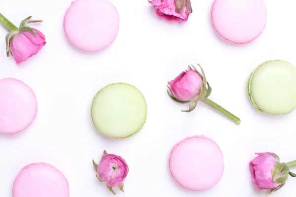 Färgglada macaroons och rosor — Stockfoto