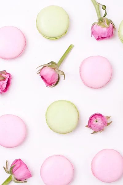 Färgglada macaroons och rosor — Stockfoto