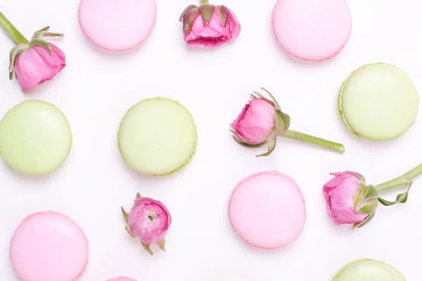 Färgglada macaroons och rosor — Stockfoto