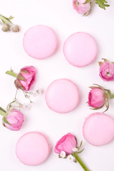 Färgglada macaroons och rosor — Stockfoto