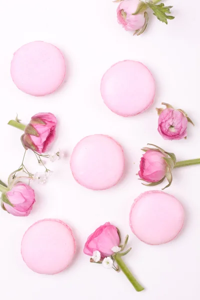 Färgglada macaroons och rosor — Stockfoto