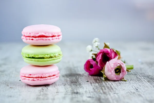 Renkli macaroons ve gül — Stok fotoğraf