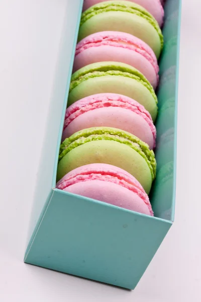 Macarons colorés en boîte — Photo