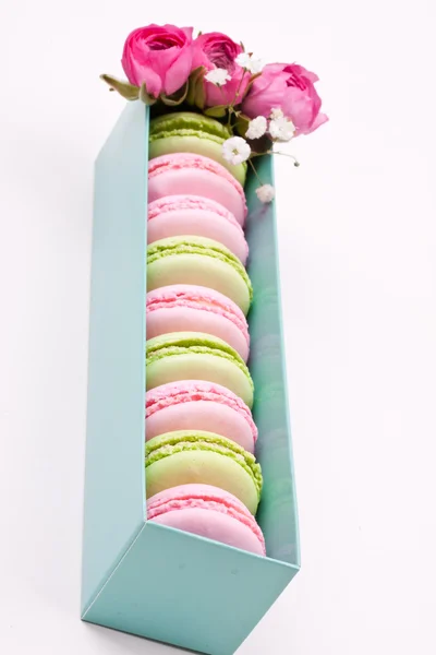 Colorful macaroons and roses — Stock Photo, Image