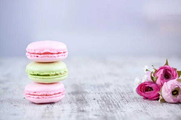 Πολύχρωμο macaroons και τριαντάφυλλα Εικόνα Αρχείου