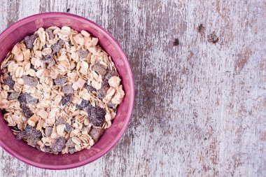 Müsli kasede masada.