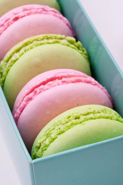 Macaroons coloridos na caixa — Fotografia de Stock