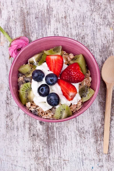 Muesli met yoghurt en fruit — Stockfoto